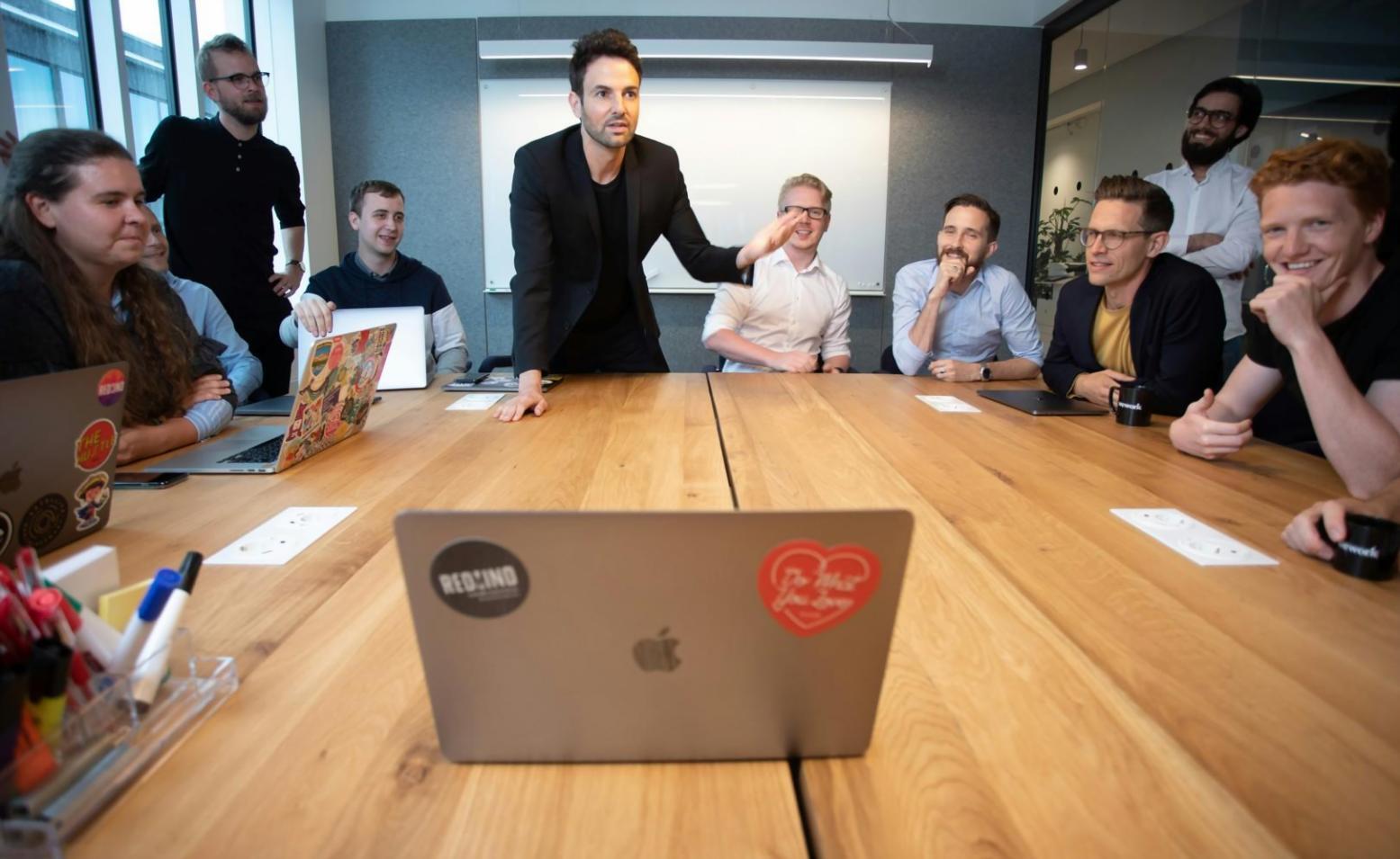 Équipe helioxixion lors d'une réunion collaborative
